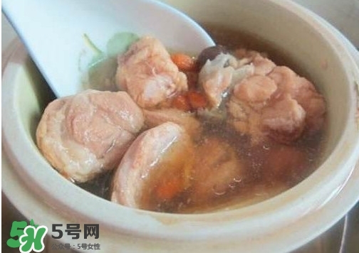 鱷魚肉燉湯要去皮嗎？鱷魚肉煲湯新鮮的好還是干的好