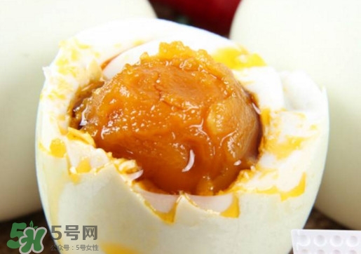 咸鴨蛋為什么會出油？咸鴨蛋為什么有油