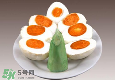 咸鴨蛋放久了還能吃嗎？咸鴨蛋放臭了還能吃嗎？
