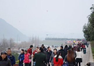 游百病是什么意思？為什么要在端午節(jié)游百?。?><p><strong>游百病是什么意思？為什么要在端午節(jié)游百??？</strong></p></a></li> </ul>
</div>
<div   id=