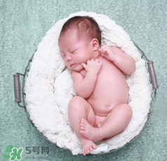 嬰兒吃藥后多久可以吃奶？嬰兒吃藥后多久可以喝奶粉？