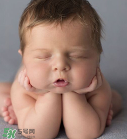 嬰兒吃藥后多久可以吃奶？嬰兒吃藥后多久可以喝奶粉？