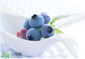 藍(lán)莓和牛奶可以一起吃嗎？吃完藍(lán)莓可以喝牛奶嗎？