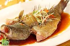 鱸魚(yú)怎么做好吃又簡(jiǎn)單？清蒸鱸魚(yú)的做法