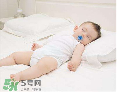 夏天寶寶需要穿襪子睡覺嗎？寶寶夏天睡覺要穿襪子嗎？