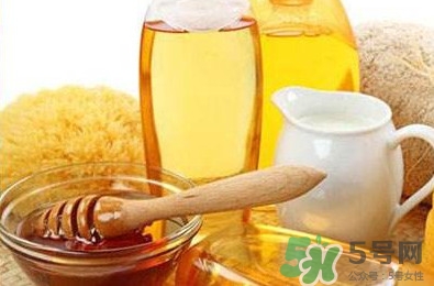 吃螃蟹可以喝蜂蜜水嗎？吃螃蟹能喝橙汁嗎？