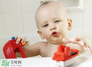 嬰兒浴盆是帶浴網(wǎng)還還是帶浴板好？嬰兒浴盆什么款式好？