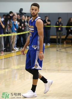 under armour curry 4 low低幫版白金配色上腳怎么樣？