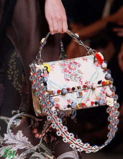 fendi kan i多少錢？芬迪kan i包包國(guó)內(nèi)專柜價(jià)格