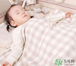 夏天寶寶發(fā)燒能開空調(diào)嗎？寶寶發(fā)燒能不能吹空調(diào)？