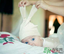 寶寶發(fā)燒是用熱毛巾還是冷毛巾敷？寶寶發(fā)燒用什么毛巾敷？