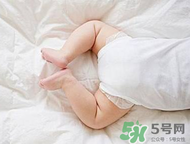 寶寶發(fā)燒是用熱毛巾還是冷毛巾敷？寶寶發(fā)燒用什么毛巾敷？