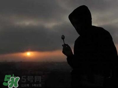 抑郁癥會導(dǎo)致生活不能自理嗎？抑郁癥會引起什么病