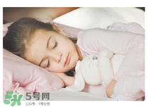 寶寶需要枕頭嗎？寶寶多大可以用枕頭？