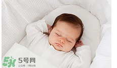 寶寶需要枕頭嗎？寶寶多大可以用枕頭？