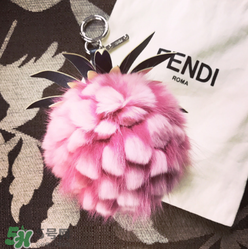 fendi小菠蘿毛球掛件多少錢(qián)？芬迪菠蘿毛球價(jià)格