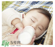 母乳寶寶要比喂奶粉的寶寶體質(zhì)好嗎 母乳比奶粉營養(yǎng)嗎？