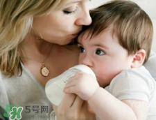 母乳寶寶要比喂奶粉的寶寶體質(zhì)好嗎 母乳比奶粉營養(yǎng)嗎？