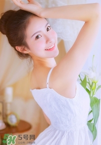化完妝臉上出油是什么原因？化完妝臉上出油怎么辦？