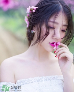 化完妝臉上出油是什么原因？化完妝臉上出油怎么辦？