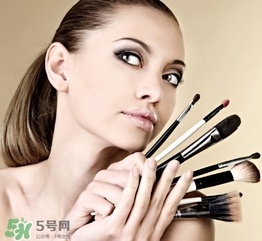 化妝后臉癢是怎么回事？化妝后臉癢怎么辦？