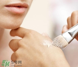 化妝后臉癢是怎么回事？化妝后臉癢怎么辦？