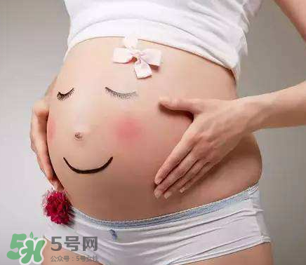 妊娠紋到底是怎么樣形成的？妊娠紋形成的原因是什么