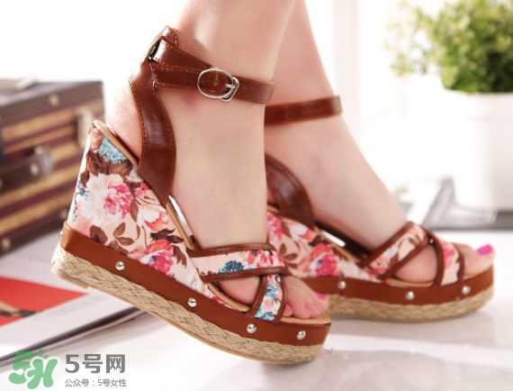 夏天穿涼鞋腳出汗怎么辦？夏天穿涼鞋腳臭怎么辦？