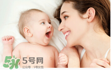 母乳喂養(yǎng)胸部一大一小怎么辦？母乳喂養(yǎng)會導致胸不對稱嗎？