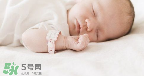新生兒能用母乳洗臉嗎？新生兒能用母乳擦臉嗎？