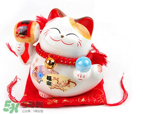 招財(cái)貓有什么講究？招財(cái)貓左手招什么右手招什么？