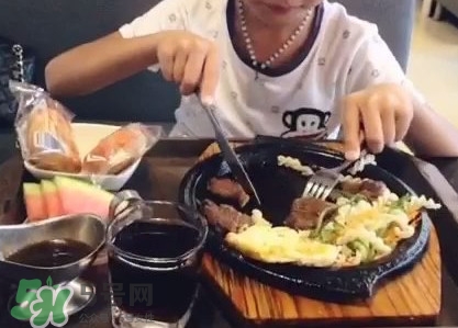 牛排是左手拿刀還是右手？吃牛排的正確方法