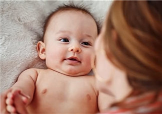 母乳喂養(yǎng)胸部一大一小怎么辦？母乳喂養(yǎng)會(huì)導(dǎo)致胸不對(duì)稱嗎？