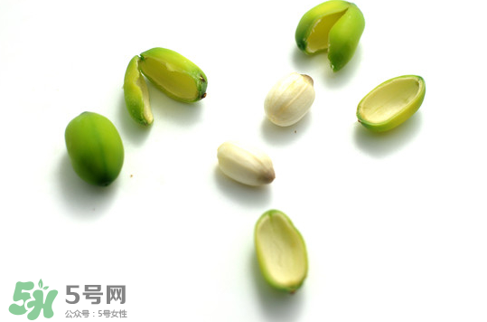 蓮蓬子中間的芯能吃嗎？蓮蓬子的功效與作用