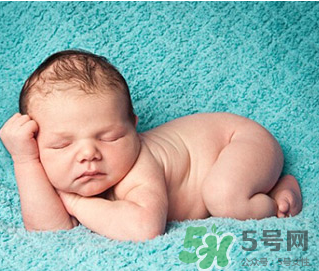新生兒吃母乳拉奶瓣是怎么回事？新生兒吃母乳會(huì)拉奶瓣嗎？
