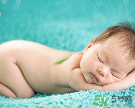 新生兒吃母乳拉奶瓣是怎么回事？新生兒吃母乳會(huì)拉奶瓣嗎？