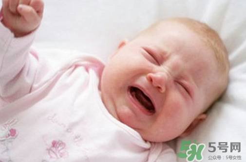 新生兒吃母乳拉奶瓣是怎么回事？新生兒吃母乳會(huì)拉奶瓣嗎？