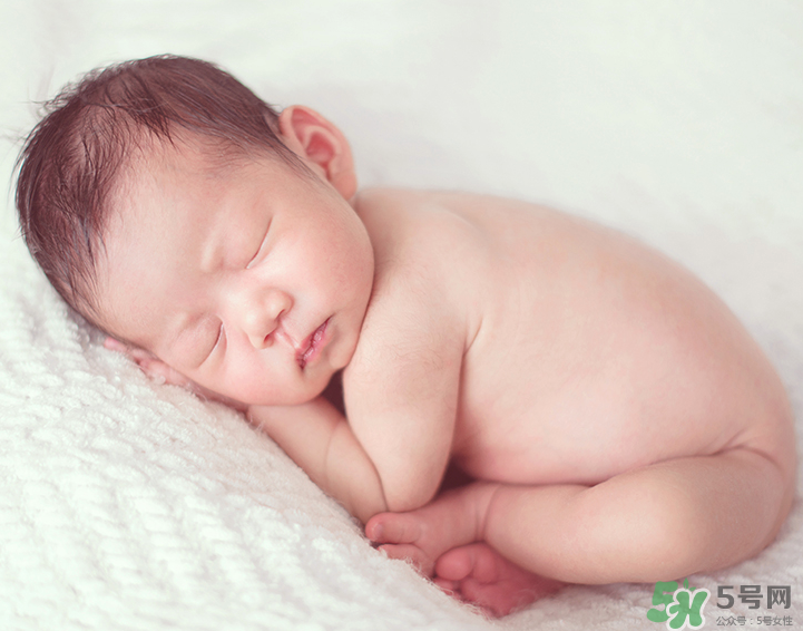 新生兒吃母乳拉奶瓣是怎么回事？新生兒吃母乳會(huì)拉奶瓣嗎？