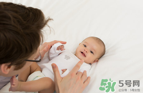 新生兒吃母乳放屁拉稀正常嗎？新生兒吃母乳拉黃水正常嗎？