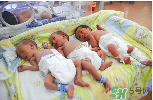 新生兒吃母乳放屁拉稀正常嗎？新生兒吃母乳拉黃水正常嗎？