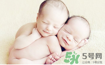 新生兒吃母乳放屁拉稀正常嗎？新生兒吃母乳拉黃水正常嗎？