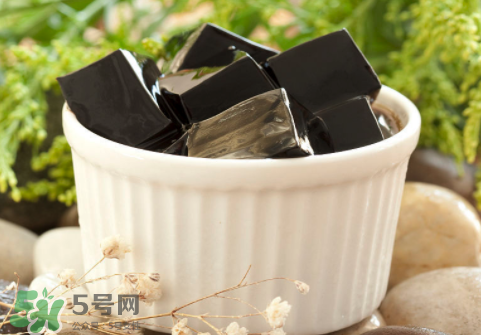 龜苓膏是烏龜做的嗎？龜苓膏是什么做的？