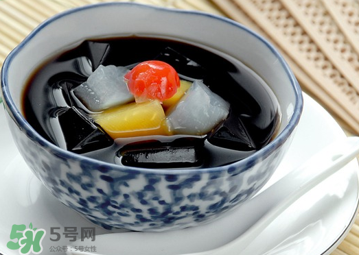 龜苓膏是烏龜做的嗎？龜苓膏是什么做的？