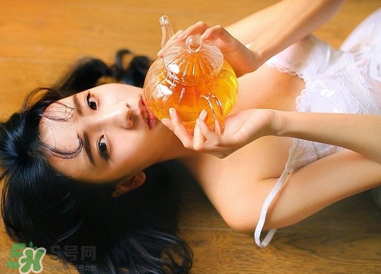 三伏貼能治痛經(jīng)嗎？三伏貼治療痛經(jīng)貼哪里哪個穴位？