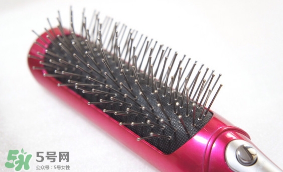小泉成器音波電動梳怎么用？小泉成器音波震動梳子使用方法