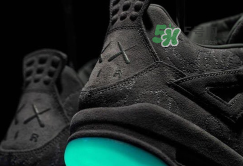 kaws與air jordan 4聯(lián)名黑色版本多少錢？aj4純黑限定發(fā)售價格