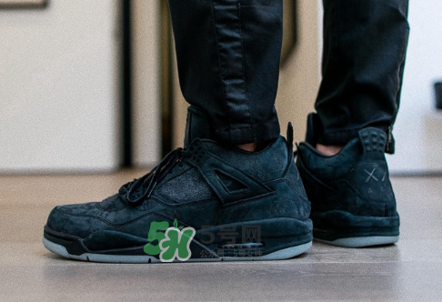 kaws與air jordan 4聯(lián)名黑色版本多少錢？aj4純黑限定發(fā)售價格