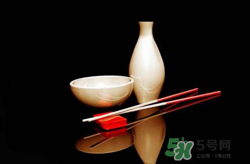 三伏天可以喝白酒嗎？三伏天喝白酒好還是啤酒？
