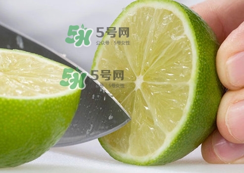 青檸檬泡完水皮怎么變顏色了？青檸檬怎么腌制好