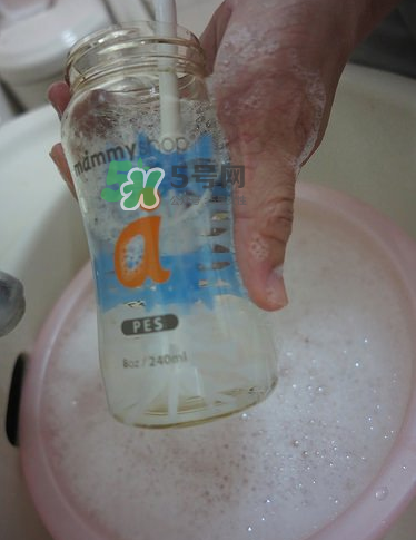 奶瓶刷尼龍的好還是海綿的好？洗奶瓶的正確方法